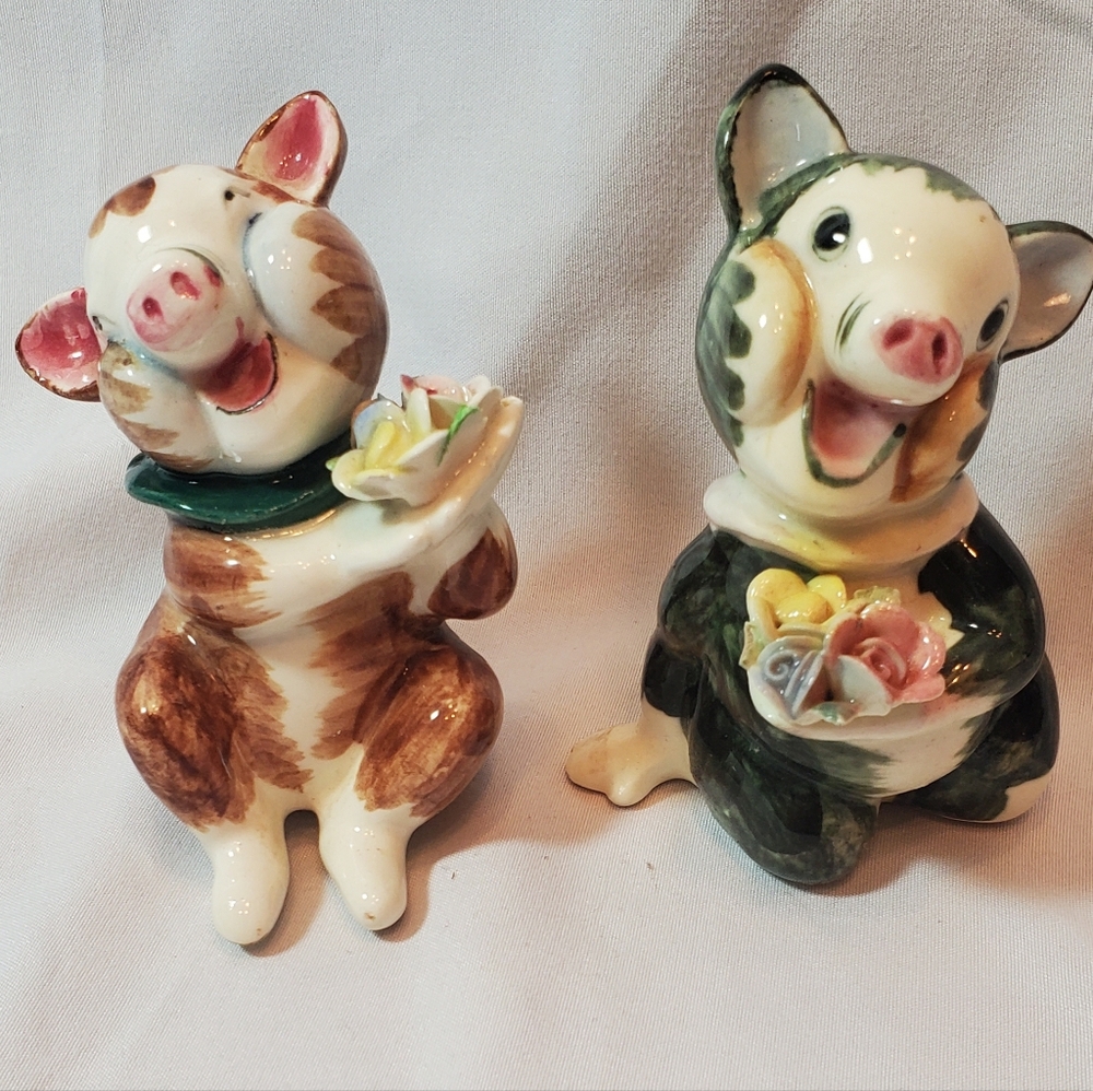 Laughing Pig Figurines With Flowers Vtg 1960's Salt Pepper Shakers Japan Retro